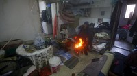 PBB memperkirakan bahwa 90% dari rumah tangga pengungsi Suriah hidup dalam kemiskinan ekstrim. Tetapi ketika Lebanon bergulat dengan krisis ekonomi yang belum pernah terjadi sebelumnya, kemiskinan telah semakin dalam bagi warga Lebanon dan Suriah. (AP/Mohammad Zaatari)