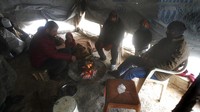 Kelompok bantuan CARE International mengatakan suhu diperkirakan akan turun di Yordania, Lebanon, dan Suriah hingga jauh di bawah titik beku, membahayakan kehidupan jutaan orang yang sudah hidup dalam keadaan genting. (AP/Mohammad Zaatari)