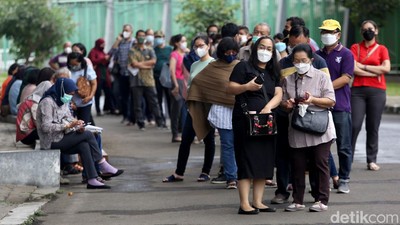 Omicron Merebak, Warga di Bekasi Ramai-ramai Antre Vaksin Booster