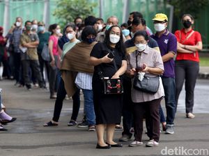 Omicron Merebak, Warga di Bekasi Ramai-ramai Antre Vaksin Booster