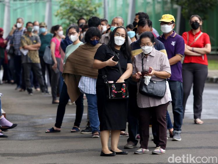 Omicron Merebak, Warga di Bekasi Ramai-ramai Antre Vaksin Booster