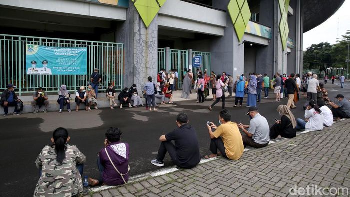 Ratusan warga berdatangan ke sentra vaksinasi Stadion Patriot Candrabhaga di Bekasi. Mereka ramai-ramai mengantre demi mendapatkan vaksin booster.