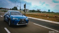 Untuk urusan harga, per awal 2022 ini, Lexus membanderol UX 300e dengan harga Rp 1,431 M untuk on the road DKI Jakarta.