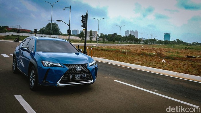 Gaung Toyota belum begitu terdengar di kelas mobil listrik. Namun untuk saat ini, mereka punya perwakilan dari merek premiumnya yakni Lexus UX 300e. Penasaran?