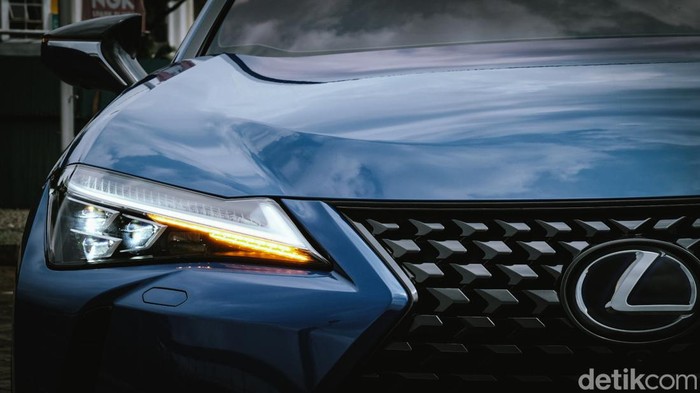 Gaung Toyota belum begitu terdengar di kelas mobil listrik. Namun untuk saat ini, mereka punya perwakilan dari merek premiumnya yakni Lexus UX 300e. Penasaran?