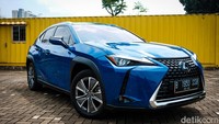 Di atas kertas, mobil ini punya panjang 4.495 mm, lebar 1.840 mm, dan tinggi 1.545 mm. Dari samping pula terlihat unsur SUV yang kental di UX 300e ini.