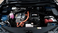 Lexus membekali UX 300e dengan motor listrik berdaya 201 DK dan torsi 300 Nm. Namanya mobil listrik, tentu torsi yang buas ini dapat langsung keluar sejak injakan pedal akselerator pertama kali.