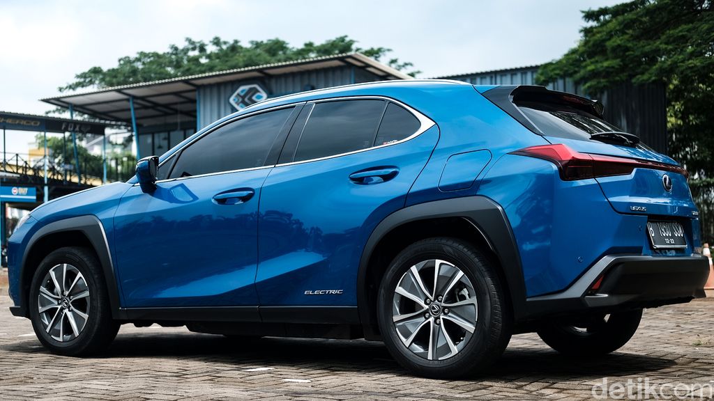 Gaung Toyota belum begitu terdengar di kelas mobil listrik. Namun untuk saat ini, mereka punya perwakilan dari merek premiumnya yakni Lexus UX 300e. Penasaran?