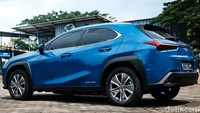 Untuk mobil di atas Rp 1 miliar, Lexus UX 300e ini hadir dengan konsep yang  low profile. Sehingga menurut kami aura futuristis ala mobil listrik hendak diredam oleh Lexus dan UX 300e ini hadir mirip dengan UX 200 ataupun UX 250h.
