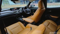 Kami sangat terkesan dengan nilai seni yang mau dibawa Lexus ke beberapa bagian dari interiornya, seperti jahitan di jok hingga corak yang digunakan untuk membungkus dashboard-nya.