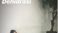 Dehidrasi, tulis Lala Choo saat mengunggah foto ini. Terlihat Lala Choo sangat lelah, ia tak sungkan duduk di lantai sambil meneguk minuman dalam botol. Foto: instagram @lalachoo2005