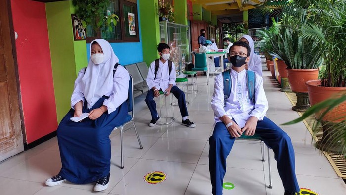 Ada Kasus Positif COVID-19 di SMPN 85 Jakarta, 30 Siswa di Tes PCR Ada Kasus Positif COVID-19 di SMPN 85 Jakarta, 30 Siswa di Tes PCR
