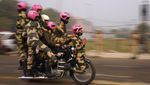 Aksi Akrobatik Tentara India di Atas Motor