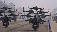 Tentara Pasukan Keamanan Perbatasan Indo Tibet menunjukkan keahlian mereka mengendarai sepeda motor. Jadi seperti pesawat ya?