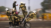 Tim tentara Pasukan Keamanan Perbatasan India yang semuanya wanita menunjukkan keahlian mereka di atas sepeda motor yang bergerak selama latihan untuk parade Hari Republik mendatang di perbukitan Raisina, pusat kekuasaan pemerintah, di New Delhi, India, Kamis, (20/1/2022).