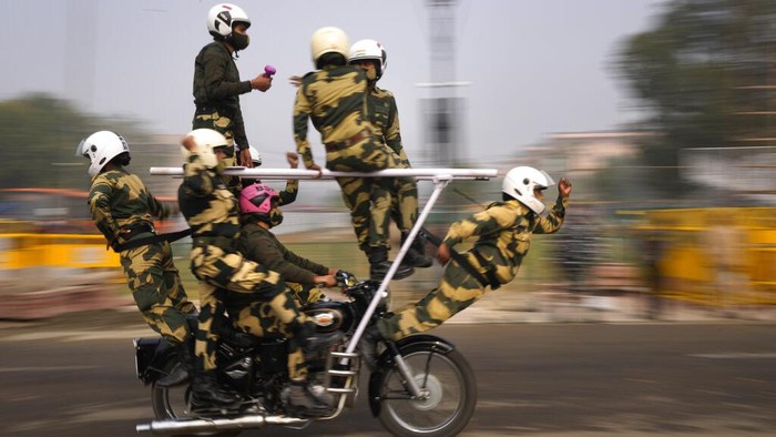 Aksi Akrobatik Tentara India di Atas Motor Indo Tibetan Border Security force soldiers display their skill on moving motorcycles during rehearsals for the upcoming Republic Day parade at Raisina hills, the government seat of power, in New Delhi, India, Thursday, Jan. 20, 2022. India celebrates Republic Day on Jan. 26, highlighted by a parade by different branches of the military as well as a display of arms and missiles. (AP Photo/Manish Swarup)