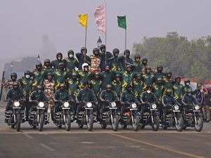 Aksi Akrobatik Tentara India di Atas Motor