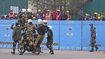 Aksi Akrobatik Tentara India di Atas Motor