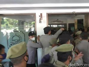 Demo Kecam Arteria di Depan Kantor Bupati Subang Diwarani Aksi Saling Dorong