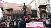 Aksi ini buntut dari polemik tanah Pakel dengan perkebunan PT Bumisari.