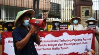 Salah satu perwakilan aksi terus berorasi menyuarakan aspirasinya menggunakan pengeras suara.