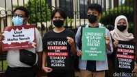 Mereka menuntut kekerasan yang dilakukan oknum aparat terhadap warga Rukun Tani Sumberejo Pakel, Desa Pakel, Banyuwangi, Jawa Timur.