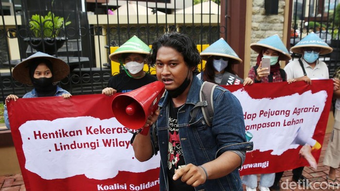 Aktivis Walhi dan Petani Pakel Demo di Mabes Polri Organisasi WALHI bersama masyarakat Rukun Tani Sumberejo Pakel melakukan aksi di depan Mabes Polri, Jakarta, Jumat (21/1/2022).