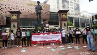 Aktivis Walhi dan warga yang tergabung dalam Rukun Tani Sumberejo melakukan aksi di depan Mabes Polri, Jakarta, Jumat (21/1/2022).
