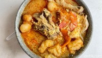 Seblak komplet berisi 10 macam isian di antaranya telur, batagor, siomay, kerupuk mawar, kerupuk kemplang/oranye, dan kwetiau. Lalu ada tambahan bakso, sosis, ceker, dan tulang.