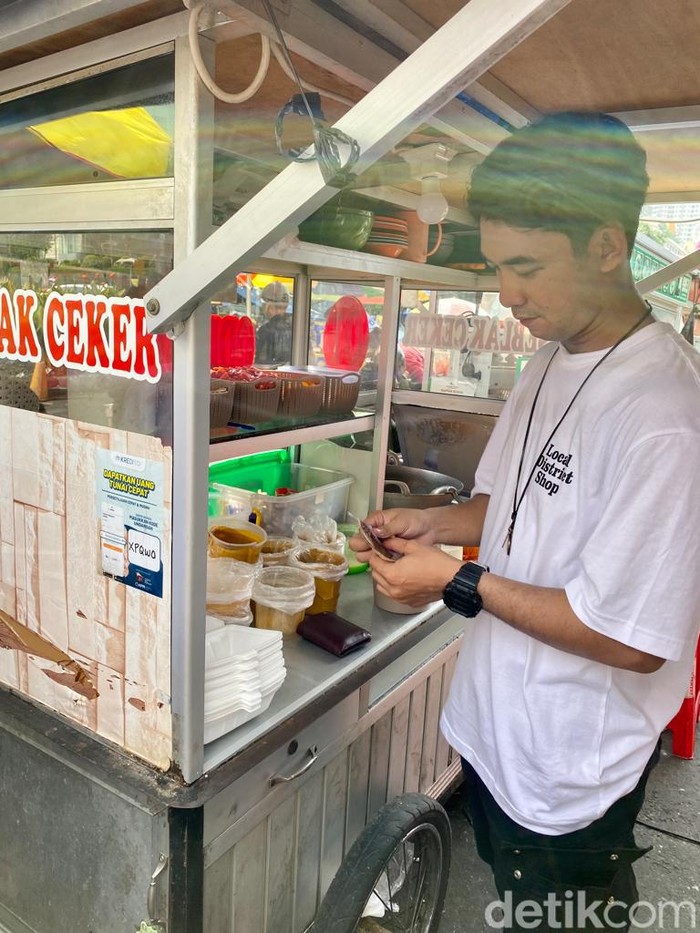 Aktor FTV Jualan Seblak di Kaki 5 GI, Laku 300 Porsi Sehari!