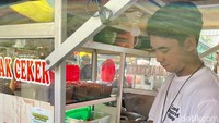 Sosok Oddi Dermawan mungkin tak asing untuk beberapa orang karena ia adalah aktor beberapa judul FTV. Selain kesibukan di depan layar, Oddi ternyata menjajal bisnis kuliner.