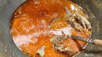 Karena pada dasarnya seblak itu adalah rasa di kuahnya. Bukan dari variannya. Variannya bisa apapun, tapi kalau rasa kuahnya seblak ya itulah seblak, ujar Oddi. Untuk seblak komplet, harganya Rp 15 ribu saja.