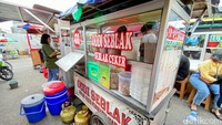 Sehari-hari ia jualan seblak di pusat jajanan kaki lima yang ada di belakang Grand Indonesia dan Plaza Indonesia. Pengunjung bisa membeli seblak enak dengan harga mulai dari Rp 10 ribu.