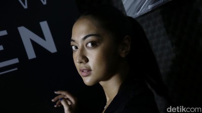 Anindita Hidayat Seksi Luar Dalam