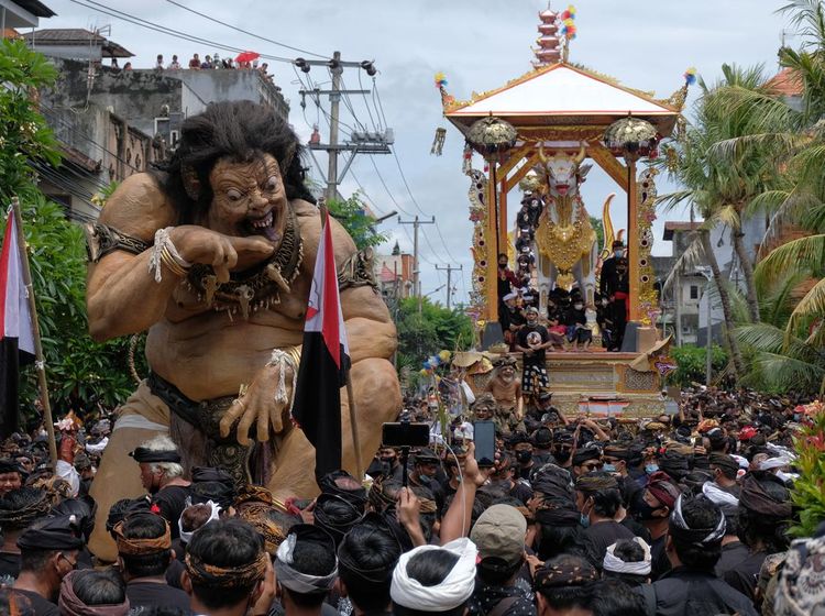 Ribuan Warga Bali Tumpah Ruah saat Ngaben Raja Pemecutan XI