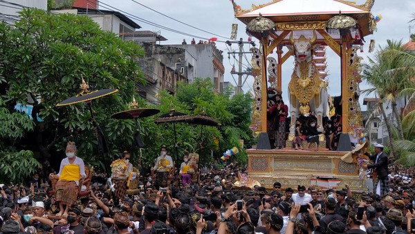 Umat Hindu mengarak peti berbentuk lembu untuk tempat pembakaran jenazah Raja Pemecutan XI Anak Agung Ngurah Manik Parasara saat upacara ngaben di Denpasar, Bali, Jumat (21/1/2022).   
