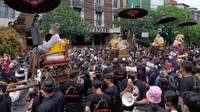 Upacara ngaben Raja Pemecutan XI yang merupakan upacara berskala besar tersebut disaksikan ribuan warga dan wisatawan.  