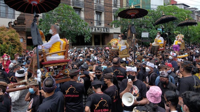 Antusias Warga Padati Upacara Ngaben Raja Pemecutan XI Wisatawan mengabadikan prosesi pembakaran peti berbentuk lembu yang berisi jenazah Raja Pemecutan XI Anak Agung Ngurah Manik Parasara saat upacara ngaben di Denpasar, Bali, Jumat (21/1/2022). Upacara ngaben Raja Pemecutan XI yang merupakan upacara berskala besar tersebut disaksikan ribuan warga dan wisatawan. ANTARA FOTO/Nyoman Hendra Wibowo/aww.