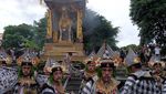 Ribuan Warga Bali Tumpah Ruah saat Ngaben Raja Pemecutan XI