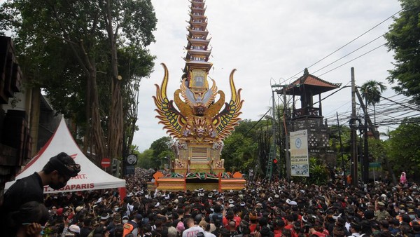 Pihak keluarga sang raja mengatakan, prosesi pengabenan digelar pada tingkat utamaning utama alias tingkatan tertinggi.  Pihak keluarga sang raja mengatakan, prosesi pengabenan digelar pada tingkat utamaning utama alias tingkatan tertinggi. Â
