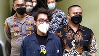 Ardhito Pramono menyampaikan permintaan maaf dan penyesalannya karena sudah terjerumus narkoba, Untuk seluruh masyarakat Indonesia, terutama anak-anak muda, saya minta maaf sebesar-besarnya, dan menyesal sangat menyesal.” Foto: Hanif/detikHOT