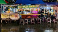 Bakso Malang Gangsar tak pernah sepi pembeli, apalagi setelah menu bakso ini viral di media sosial. Banyak orang rela datang dari jauh demi cicip bakso Malang di sini.