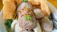 Seperti ini tampilan semangkuk bakso urat seharga Rp 16 ribu. Isiannya beragam, termasuk pelengkap seperti tahu putih, pangsit siomay, dan bakso halus.