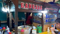 Ia dan sang suami pertama kali jualan bakso tahun 1988 di SMAN 82 Jakarta, Kebayoran Baru. Artinya, sudah sekitar 33 tahun, racikan baksonya ditawarkan pada masyarakat.