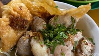 Soal menu, Bakso Malang Gangsar menyediakan tiga menu utama yaitu bakso kecil/urat/keju seharga Rp 16 ribu, bakso telur Rp 22 ribu, dan bakso beranak Rp 35 ribu. 