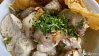 Secara keseluruhan, adonan bakso di sini memiliki tekstur empuk dan rasa dagingnya cenderung kuat. Pada bakso urat, teksturnya sedikit lebih kenyal daripada bakso halus, namun tidak alot.