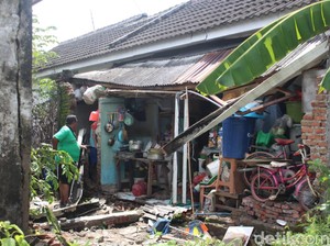 Imbas Banjir di Jombang, Dapur Rumah Warga Ambruk