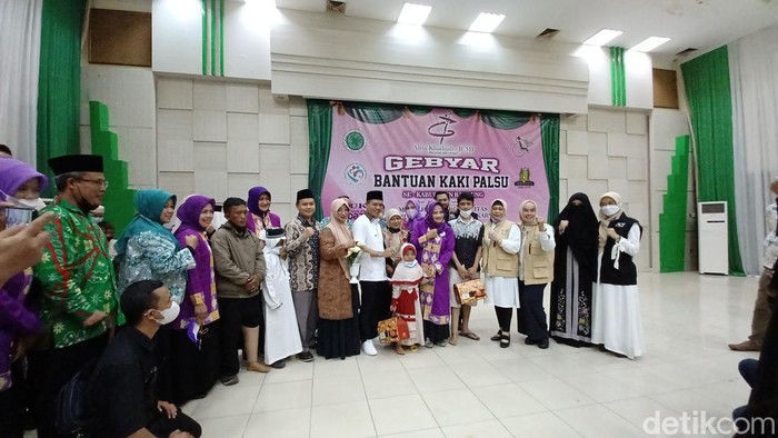 Bantuan Kaki dan Tangan Palsu untuk Penyandang Disabilitas di Kabupaten Bandung Para penyandang Disabilitas diberi bantuan kaki dan tangan palsu oleh Pemerintah Daerah (Pemda) Kabupaten Bandung, di Gedung Moh Toha, Soreang, Jumat (21/1/2022).