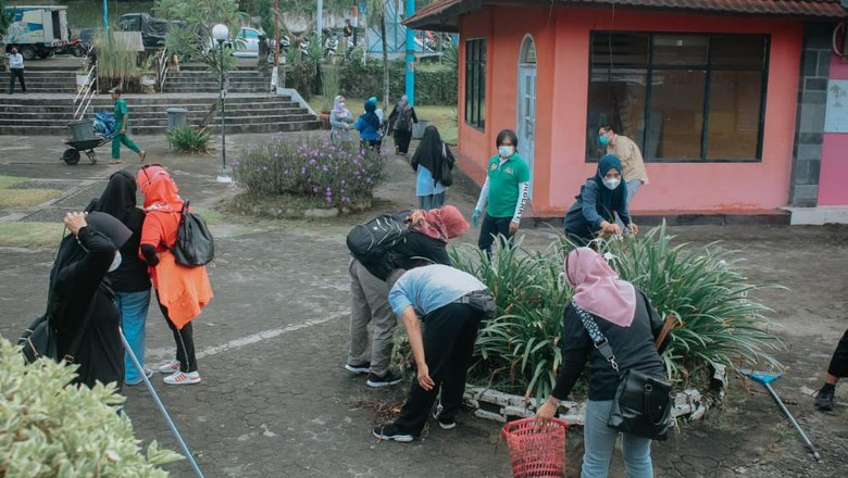 Bersih-bersih Wisata Senggigi Bersih-bersih Senggigi