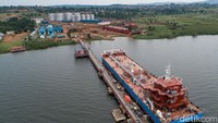 Suasana tangki penyimpanan minyak yang terletak tepi Danau Entebbe, Uganda (15/1/2022). Tangki ini menjadi gudang BBM untuk stok energi negara tersebut. Sayangnya, kiriman BBM dari negara tetangga, Kenya terkendala kewajiban tes usap Covid-19.